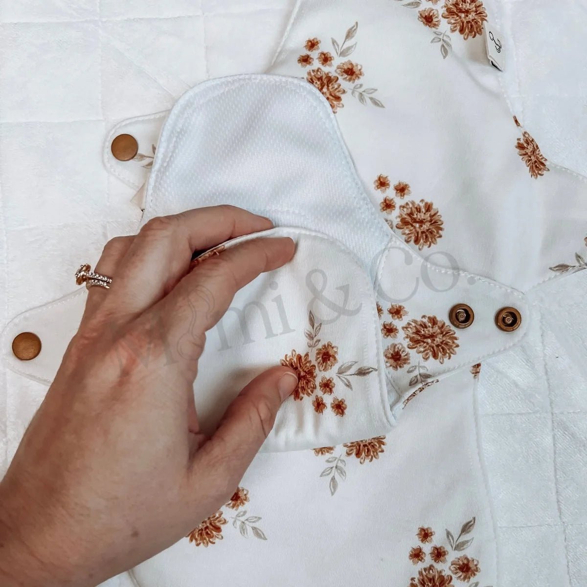 Reusable Mimi® Menstrual Sanitary Pad | Medium - Mimi & Co